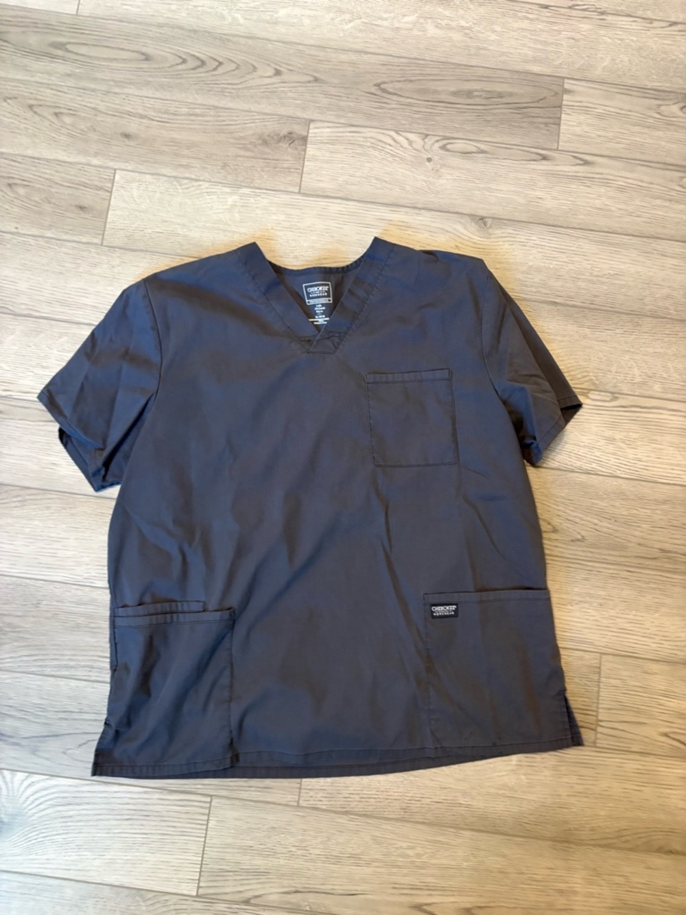 Cherokee Men's Pewter V-neck Top with 4 Pockets - STITCHING LOOSE FRONT - Picture 5 of 6